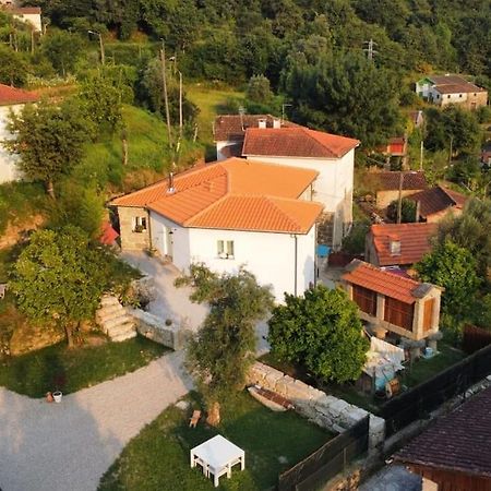 A Casa Com 2 Pereiras Bed and Breakfast Terras de Bouro Exteriör bild