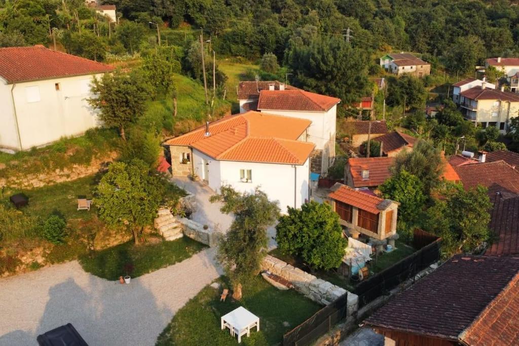 A Casa Com 2 Pereiras Bed and Breakfast Terras de Bouro Exteriör bild